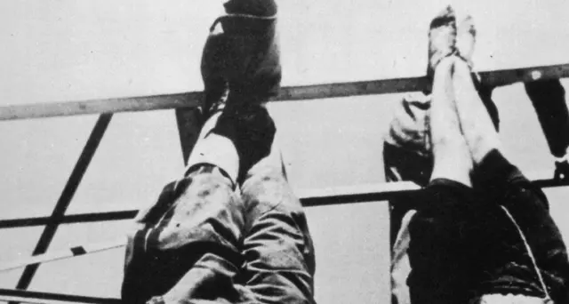 'Mussolini per mille anni',striscione Fn