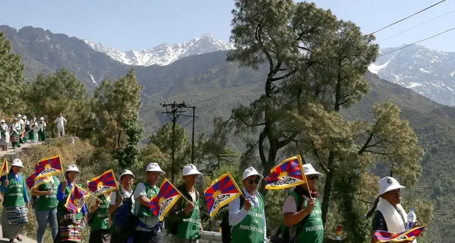 Tibetane in marcia per il Panchen Lama