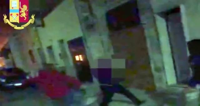 Picchiato a morte in Puglia, dalla baby gang calci e risate documentati in un video
