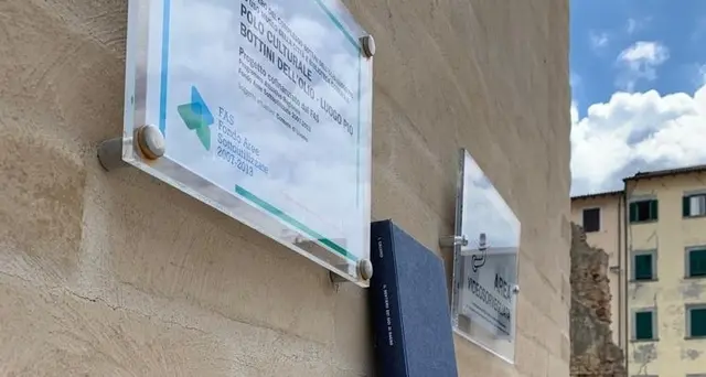 Imbratta targa razzista, ma è opera arte