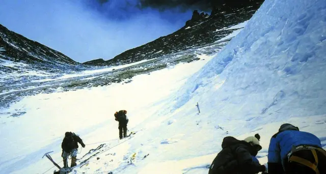 Rimosse tre tonnellate di rifiuti dall'Everest