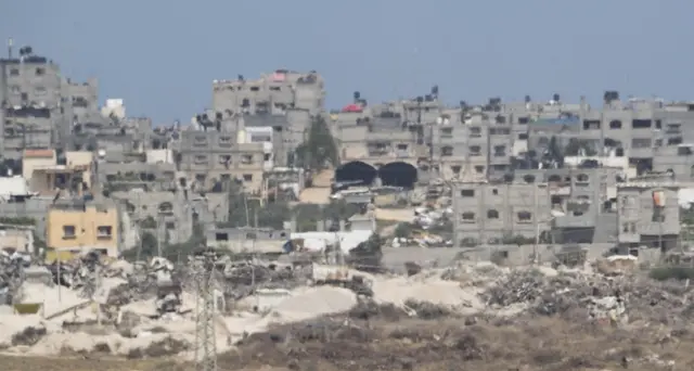 Israele invia blindati al confine