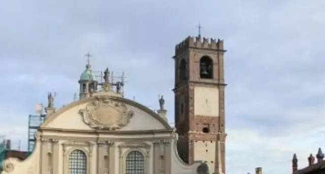 Cadono calcinacci, chiuso Duomo Vigevano