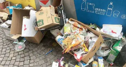 Abbandona i rifiuti: trovata, multata e obbligata a pulire