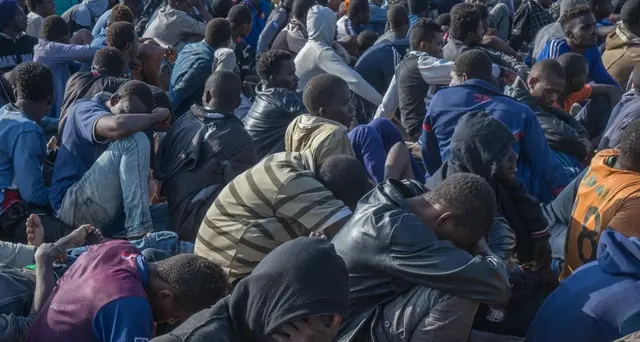 Immigrazione, arresto pubblici ufficiali