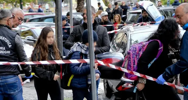 Sparatoria di Napoli, immagini choc mostrano il killer scavalcare la bimba riversa sull'asfalto