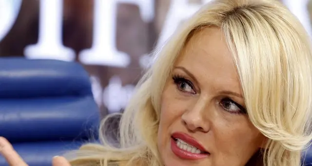 Pamela Anderson visita Assange in cella