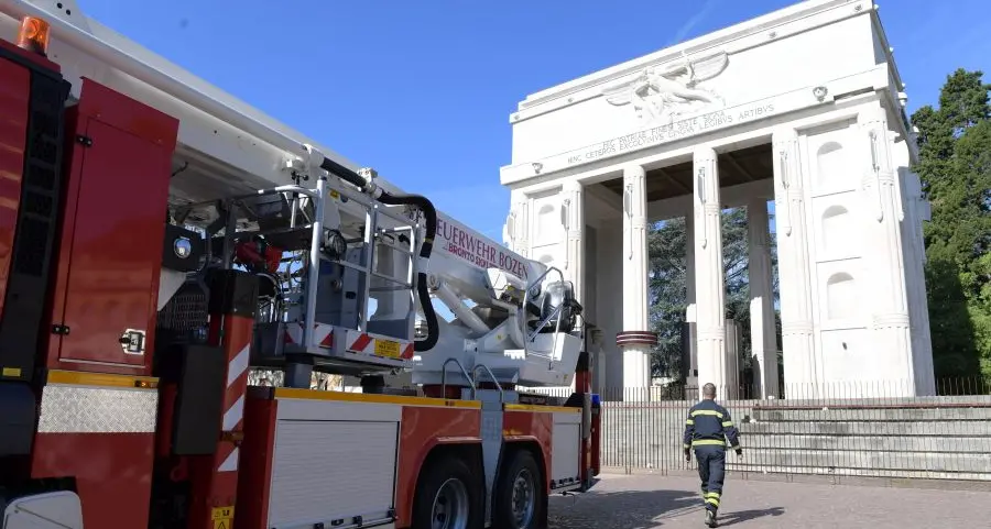 Gli Schützen, il Monumento perde pezzi? Abbattiamolo