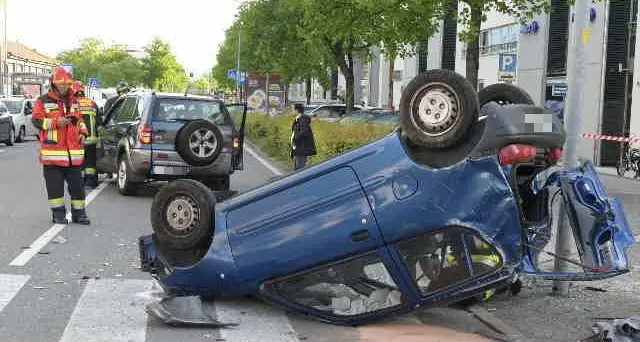 Incidente in via Galvani, l'auto finisce ruote all'aria