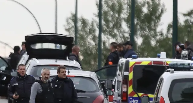 Francia, 17enne si barrica in un bar