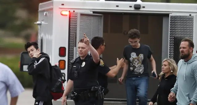 Spari a scuola a Denver, almeno 7 feriti
