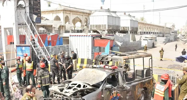 Bomba al santuario sufi, almeno 10 morti