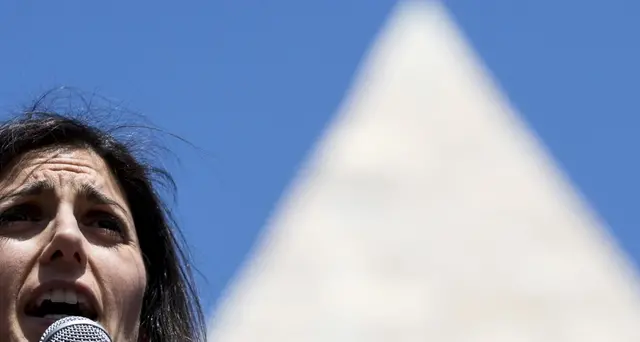 Raggi da famiglia rom, insultata