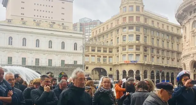 Presidio contro no fondi hotel migranti