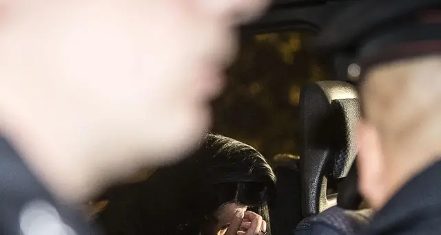 Picchia e rapina ex fidanzata, arrestato