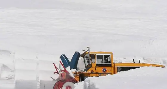 Passo Rombo, muri di neve alti fino a 12 metri