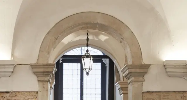 Kounellis \"dipinge\" con materia