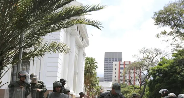 Venezuela, altro deputato in ambasciata