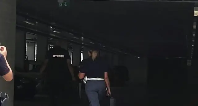 17enne spara da terrazzo,ferito passante