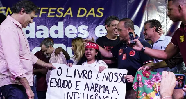 In piazza a Rio contro taglio istruzione