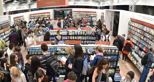 Giornate clou Salone Libro, folla stand