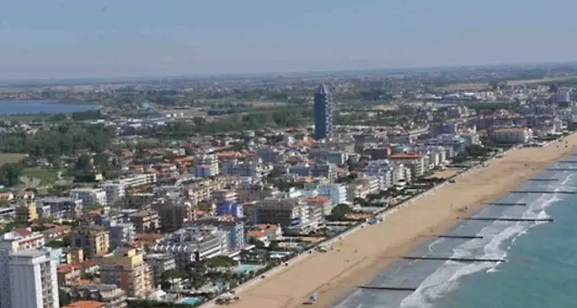 Scivola mentre scatta una foto, morto in mare