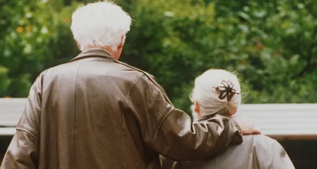 Corna di 30 anni prima, tenta suicidio
