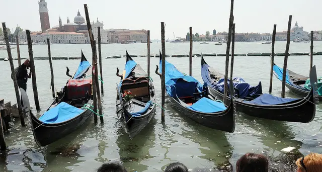 Venezia, anche Daspo per chi sporca