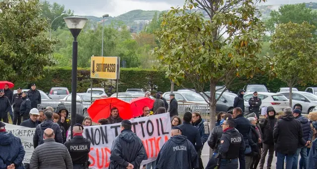 Salvini a Napoli, cariche della Polizia