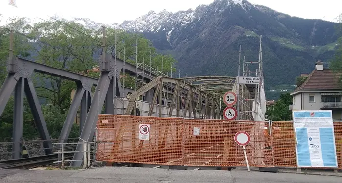 Il ponte di ferro è in pessimo stato: prorogata la chiusura