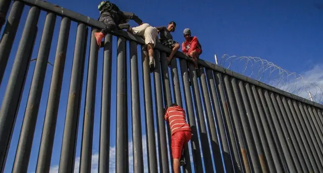 Trump, barriera Messico acciaio e nera