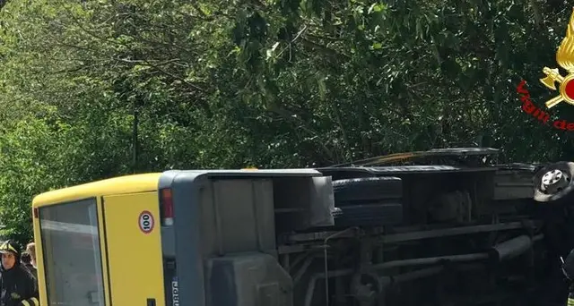 Si rovescia scuolabus, feriti 7 studenti