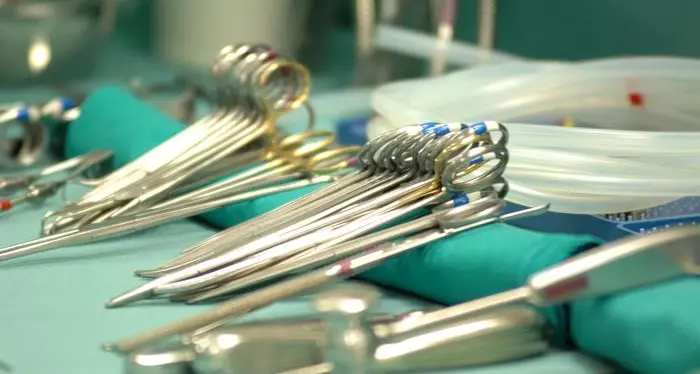 Circoncisione rituale, medico ai domiciliari per truffa e peculato