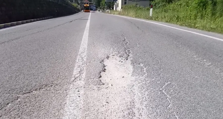 L’asfalto cede sotto il peso delle auto