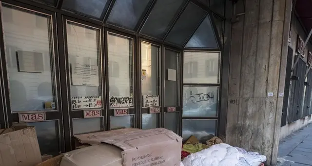 Tenta di uccidere clochard con estintore