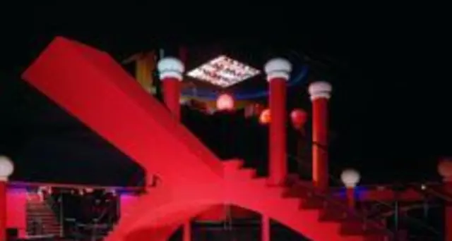 Night fever. Discoteche templi design