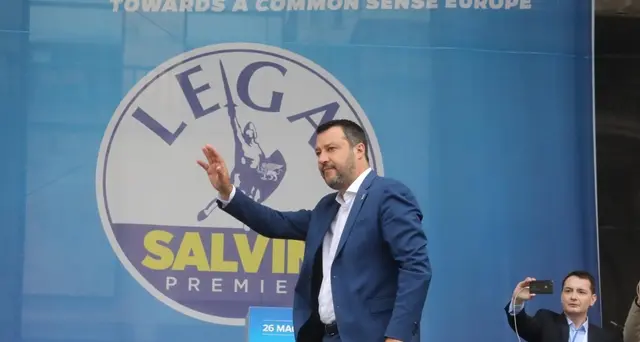 Salvini saluta dal palco corteo in Duomo