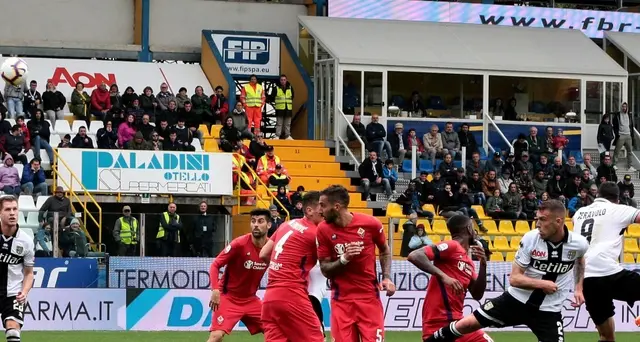 Parma vince ed è salvo, viola nei guai