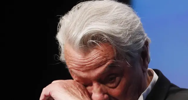 Delon tra le lacrime, è la fine di tutto