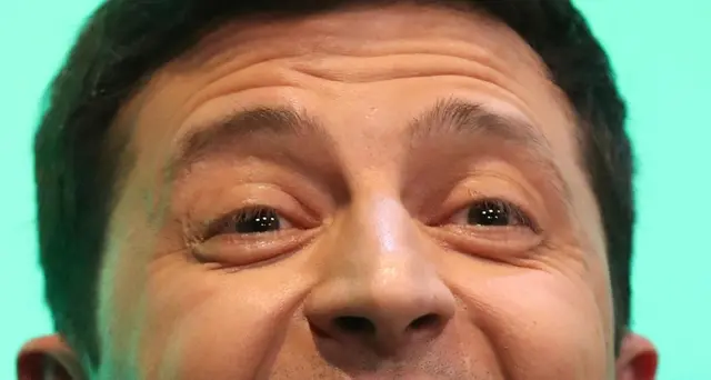 Zelensky giura, nuovo presidente Ucraina
