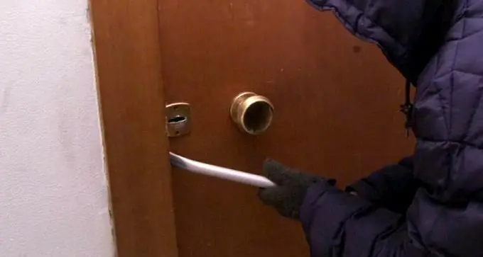 Li sorprende mentre tentano di entrargli in casa, i malviventi gli rompono la mandibola