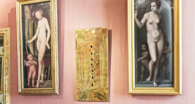Fontana, terra e oro oltre lo spazio