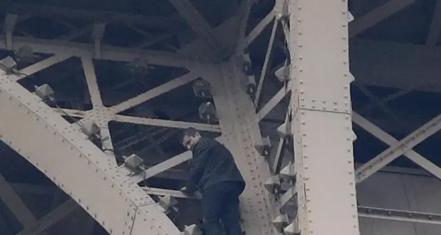 Tour Eiffel, uomo afferrato dai pompieri