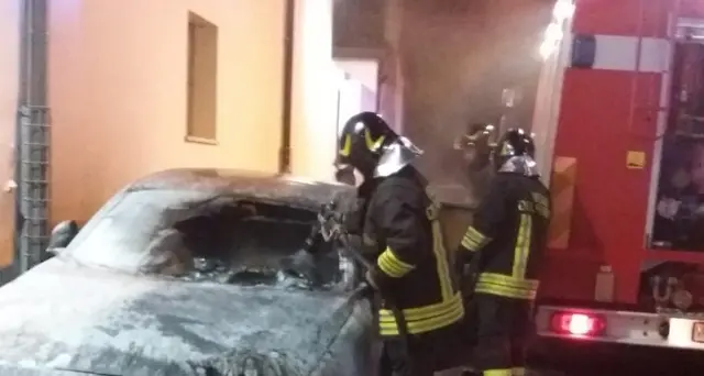 Fiamme ad auto carabiniere nel Nuorese