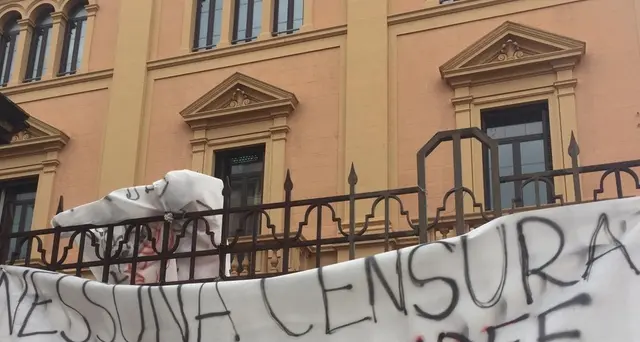 Prof sospesa, gli studenti: 'Sospendici tutti'