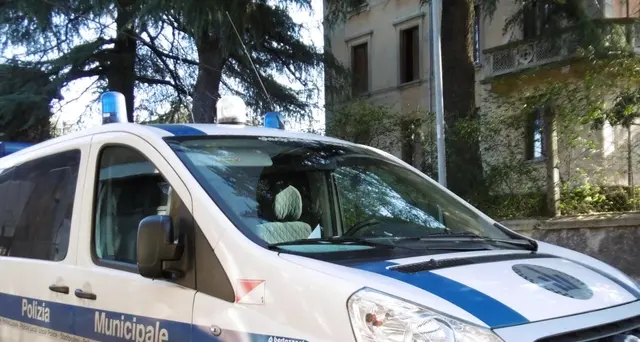 Scuolabus si ribalta, studenti illesti