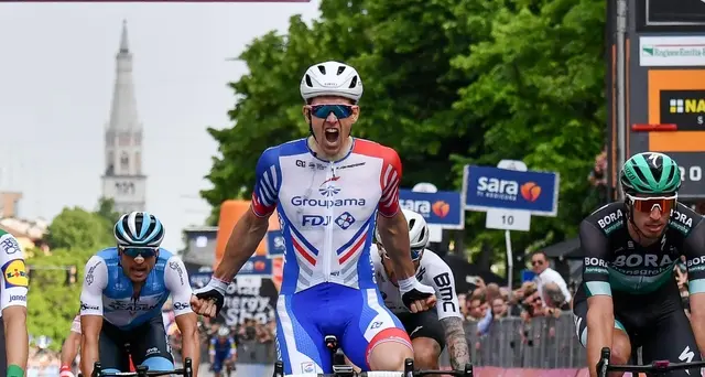 Giro: Demare batte Viviani allo sprint
