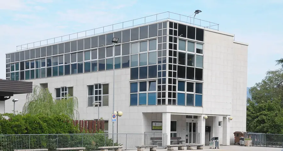 Scuola agraria provinciale Laives alza bandiera bianca
