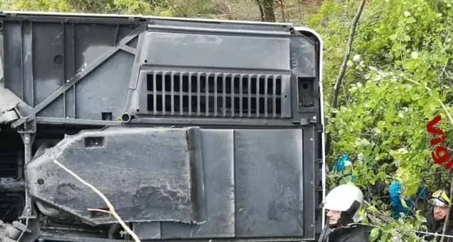 Bus si ribalta vicino Siena, un morto