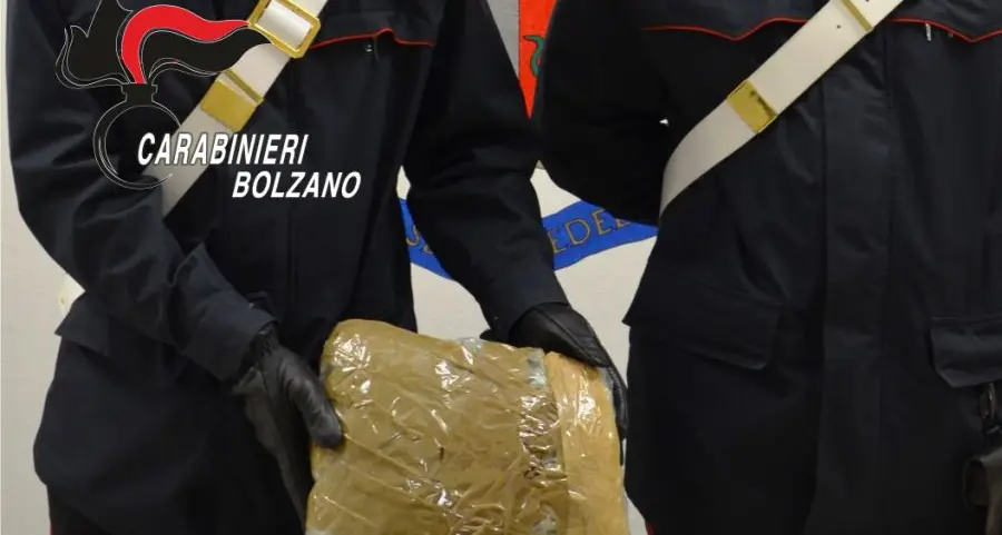I Carabinieri di Silandro sequestrano un chilo di marijuana a due giovani meranesi